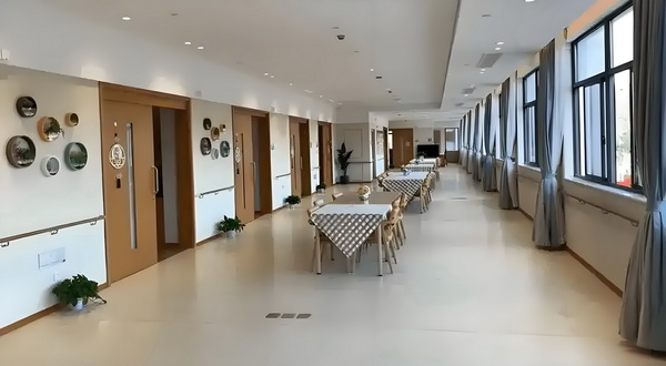队记调侃：杨瀚森选秀大会的炸鸡是不是原本要等到19顺位前吃完？